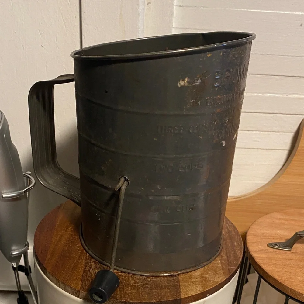 Classic Vintage Black Metal Flour Sifter - Picture 1 of 2
